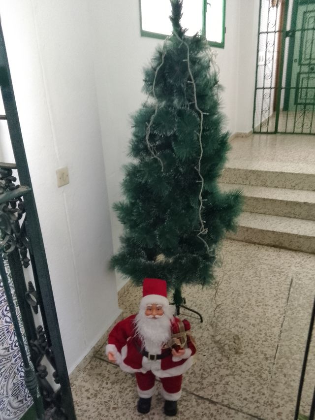 Árbol de Navidad con Papá Noel y Luces