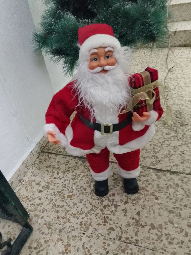 Árbol de Navidad con Papá Noel y Luces