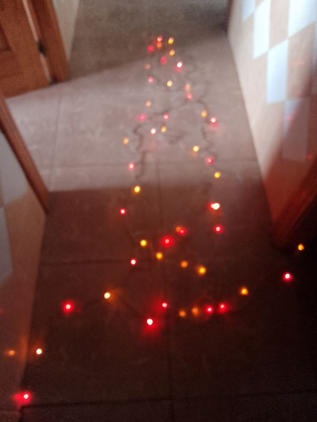 Árbol de Navidad con Papá Noel y Luces