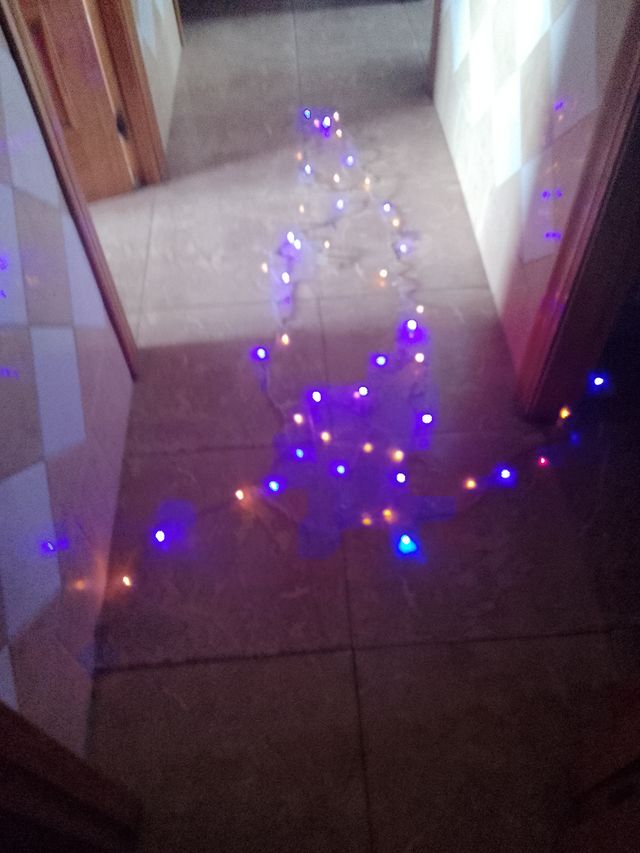 Árbol de Navidad con Papá Noel y Luces