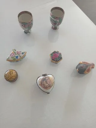 Set di 7 scatoline e tazze in ceramica decorate