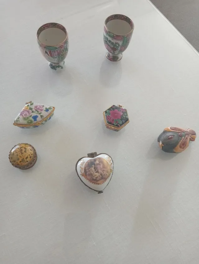 Lote de 7 cajitas y copas de cerámica decoradas