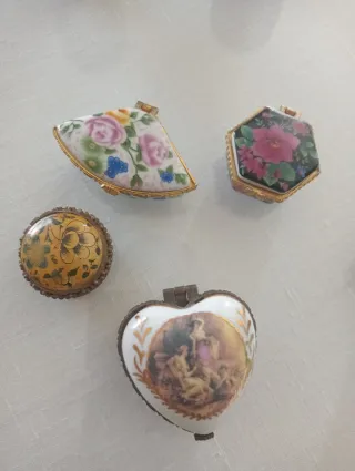 Set di 7 scatoline e tazze in ceramica decorate