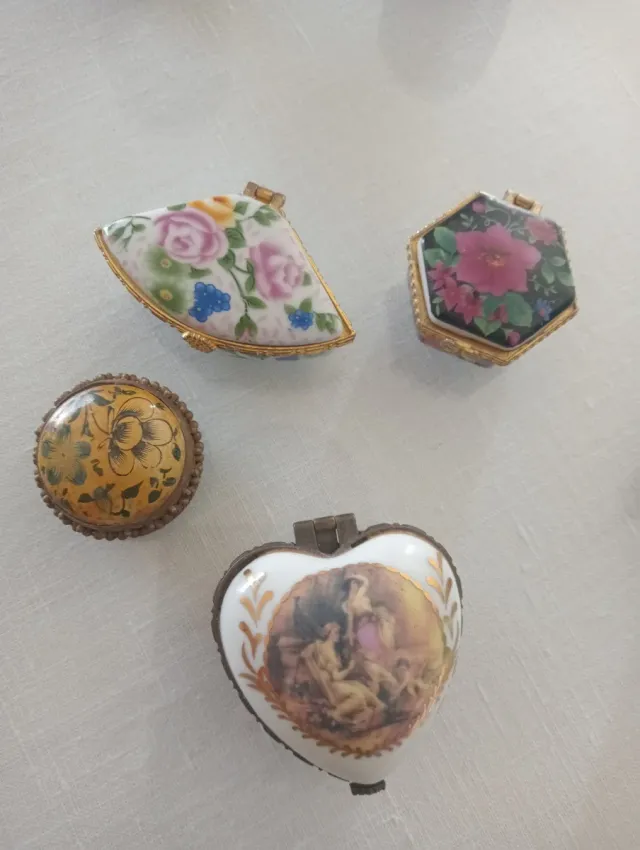 Lote de 7 cajitas y copas de cerámica decoradas