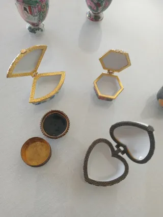 Set di 7 scatoline e tazze in ceramica decorate