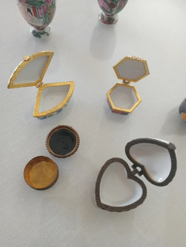 Lote de 7 cajitas y copas de cerámica decoradas