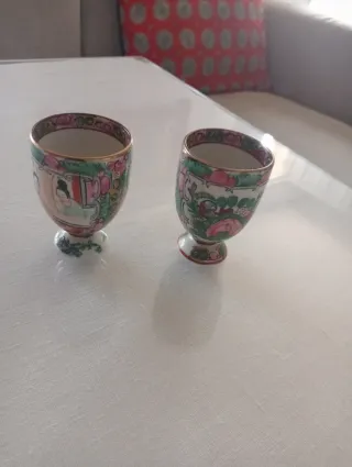 Set di 7 scatoline e tazze in ceramica decorate