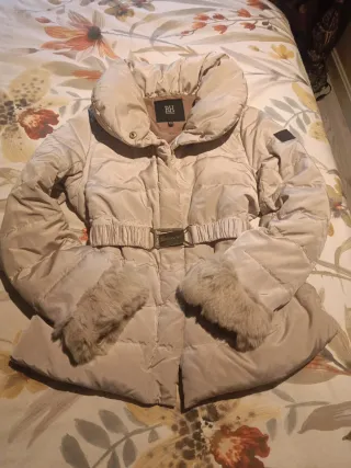 Chaquetón PH beige con cinturón y pelo