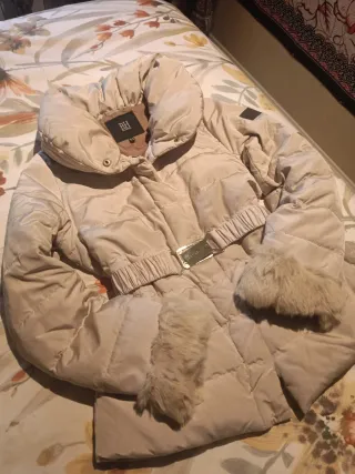 Chaquetón PH beige con cinturón y pelo