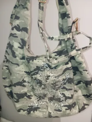 Bolso camuflaje con estrellas brillantes
