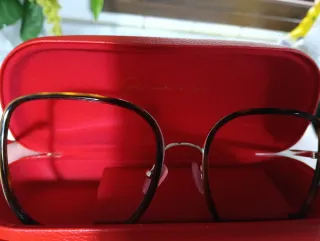 Montura de gafas marrón y dorada