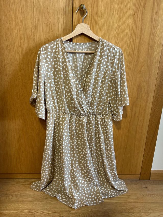 Vestido estampado beige y blanco