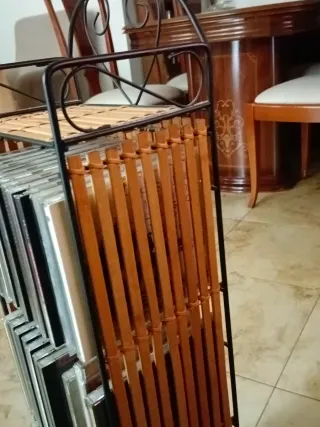 Soporte para CDs de metal y madera