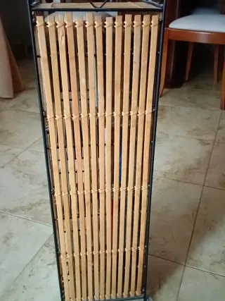 Soporte para CDs de metal y madera
