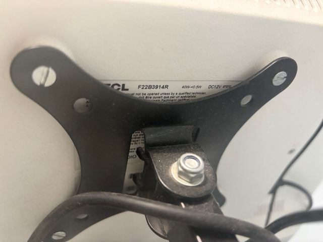 TV TCL 22' con adaptador si se quiere