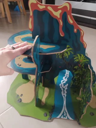 Volcán y dinosaurios de madera ikea