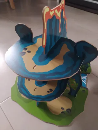 Volcán y dinosaurios de madera ikea