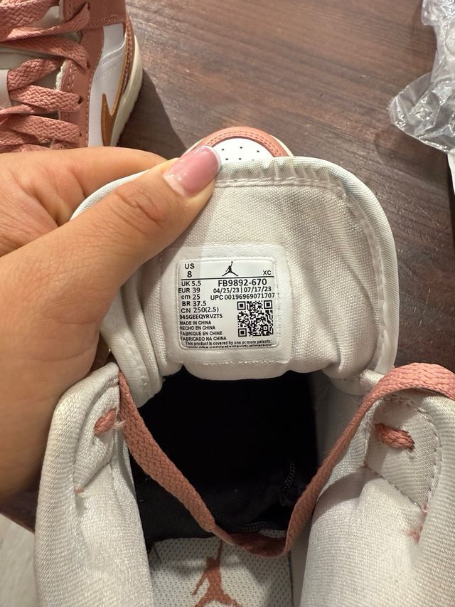 Jordan 1 Mid Mujer Rosa y Blanco