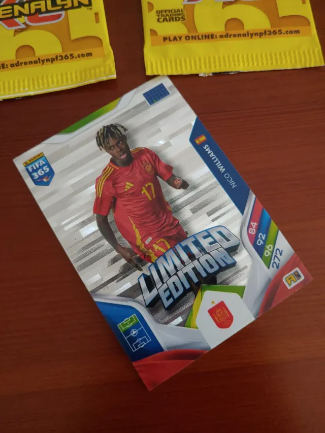 2Sobres Panini FIFA 365 y Ed. Limit. Nico Williams