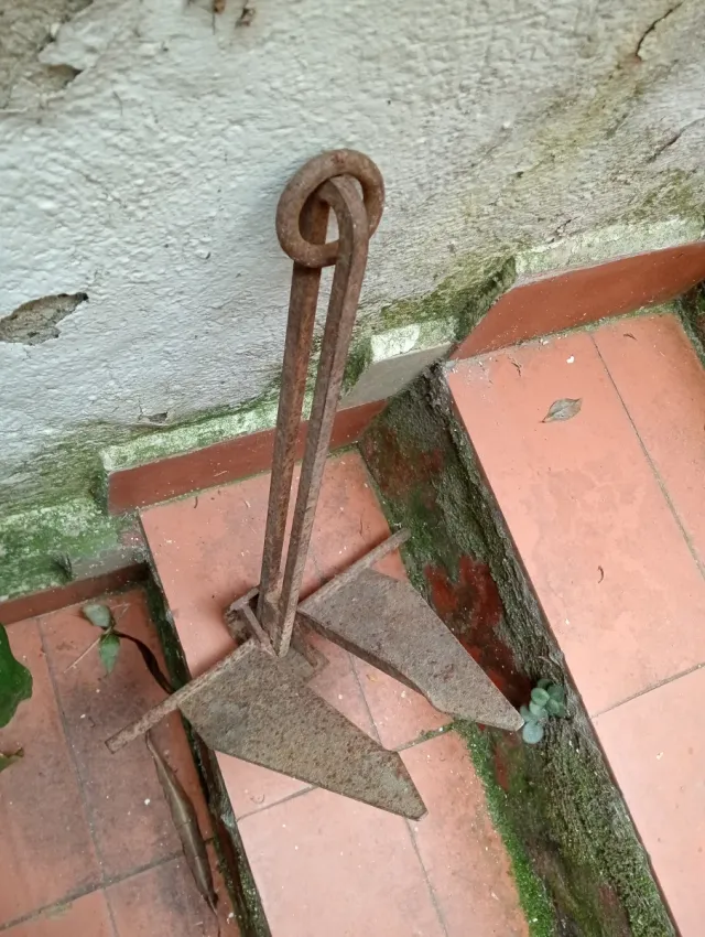 Ancla antigua de metal oxidado