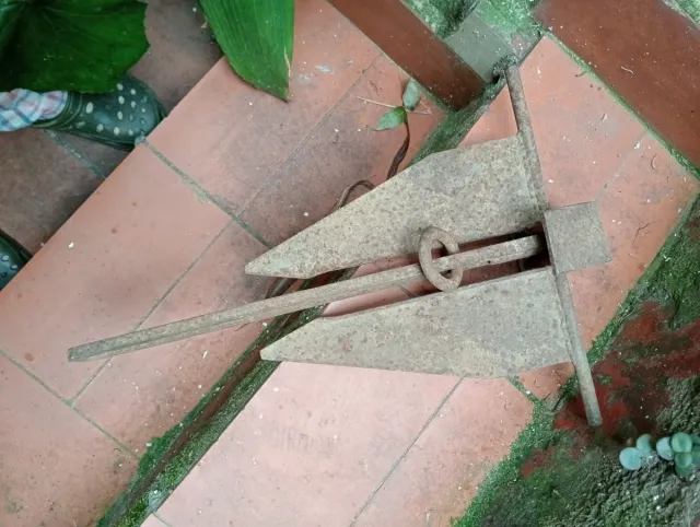 Ancla antigua de metal oxidado