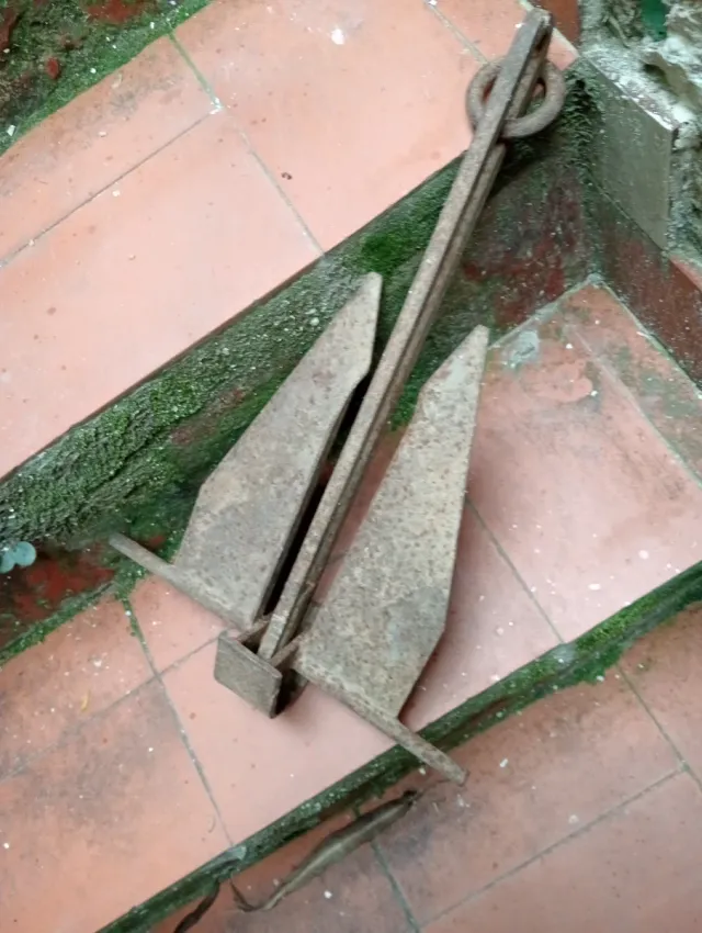 Ancla antigua de metal oxidado