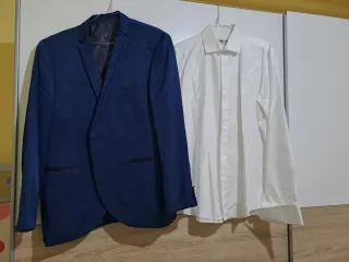 Traje de novio azul y camisa blanca