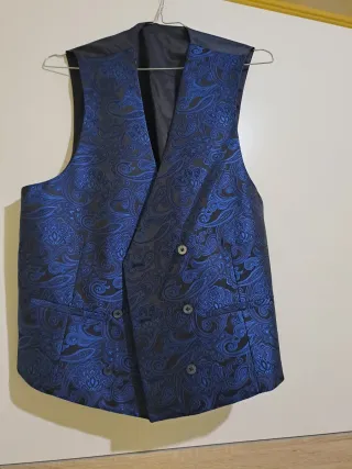 Traje de novio azul y camisa blanca