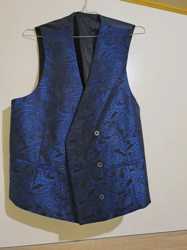 Traje de novio azul  y camisa blanca