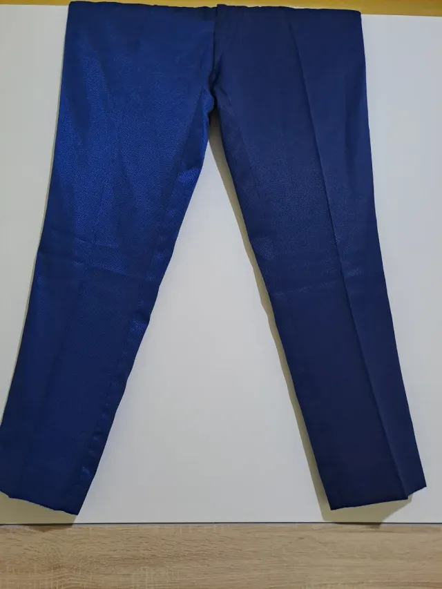 Traje de novio azul  y camisa blanca