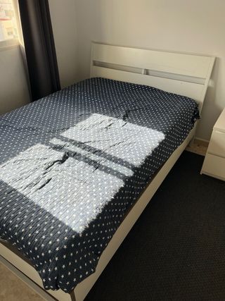 Cama con colchón y cómoda TODO!