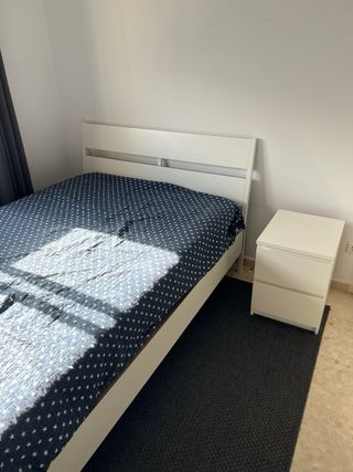 Cama con colchón y cómoda TODO!