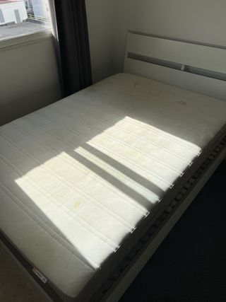 Cama con colchón y cómoda TODO!