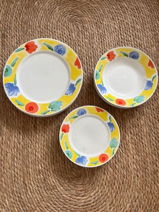 Vajilla cerámica multicolor con flores