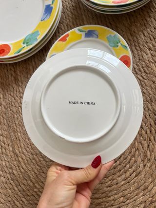 Vajilla cerámica multicolor con flores