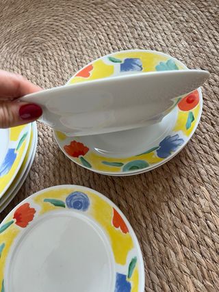 Vajilla cerámica multicolor con flores