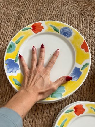 Vajilla cerámica multicolor con flores