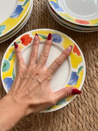 Vajilla cerámica multicolor con flores