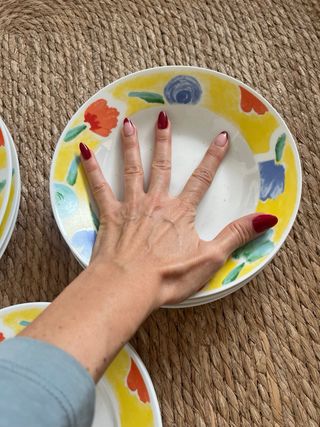 Vajilla cerámica multicolor con flores