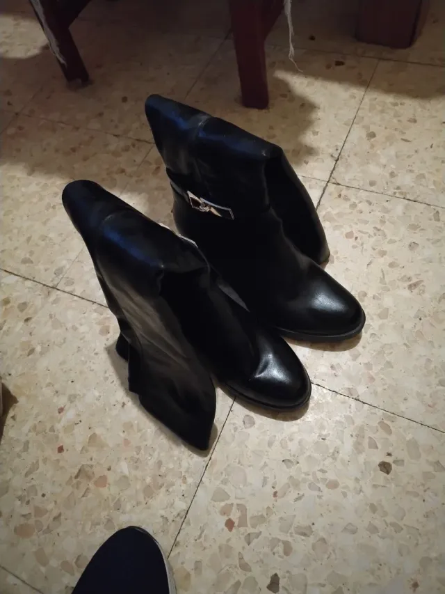Botas de mujer negras y cslentita por dentro