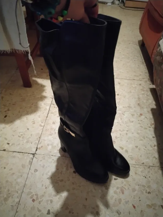 Botas de mujer negras y cslentita por dentro