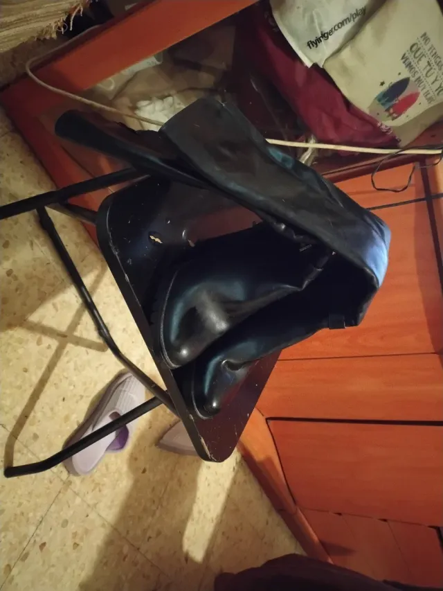 Botas de mujer negras y cslentita por dentro