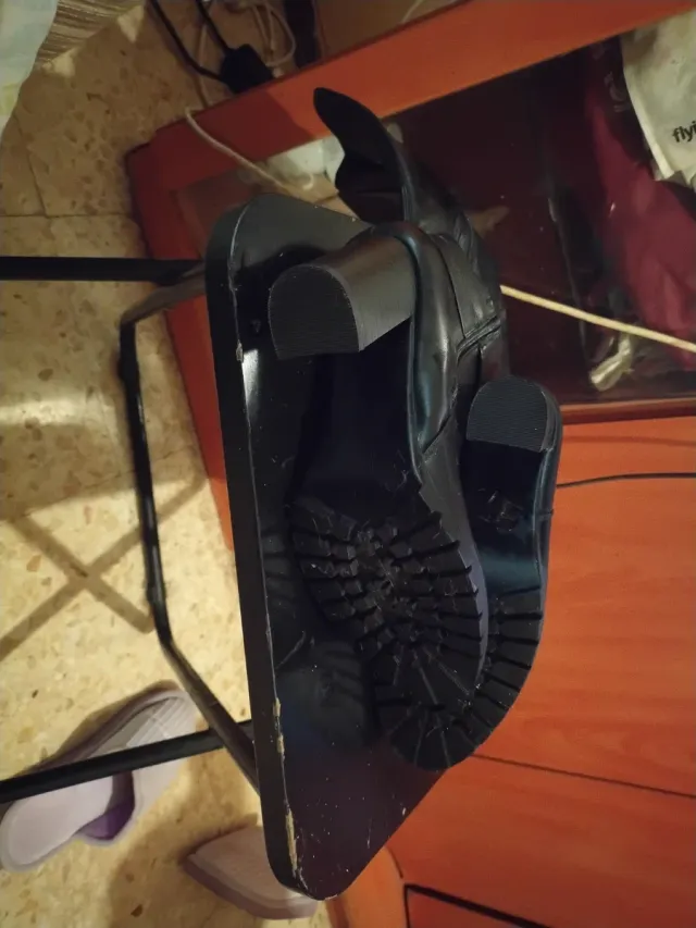 Botas de mujer negras y cslentita por dentro