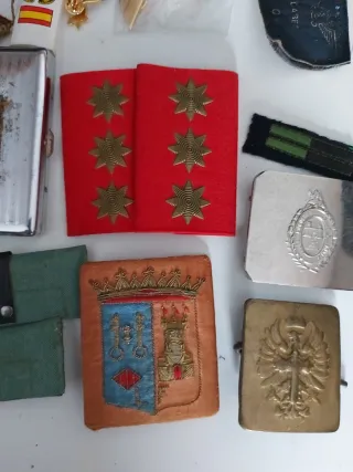 Lote militar: insignias, medallas y más
