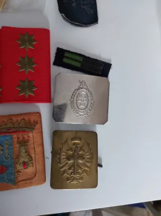 Lote militar: insignias, medallas y más