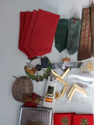 Lote militar: insignias, medallas y más