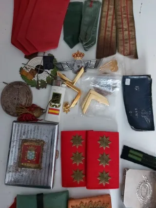 Lote militar: insignias, medallas y más