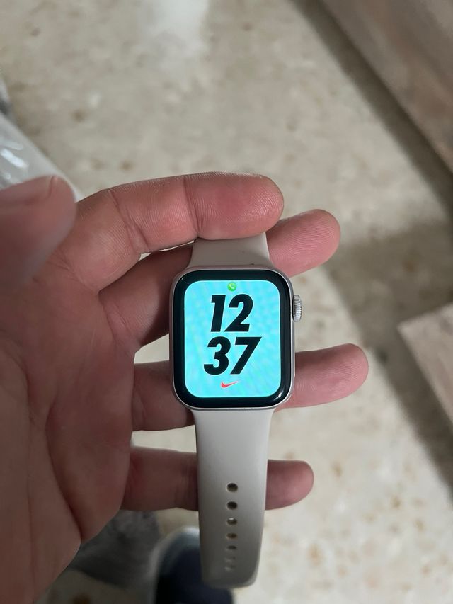 Apple Watch SE 2024 Beige y Verde