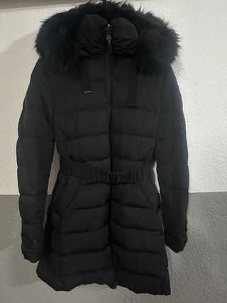 Chaqueta Zara Negra con Capucha y Cinturón