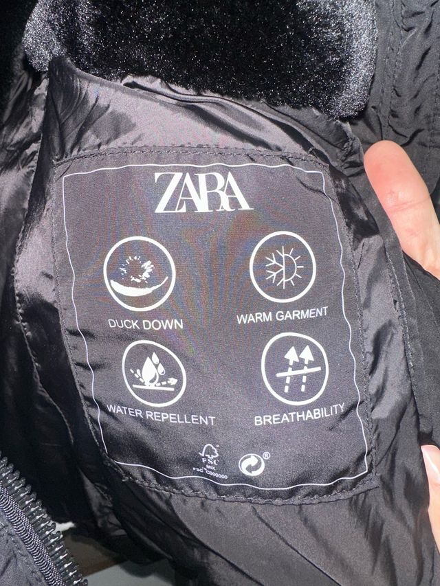 Chaqueta Zara Negra con Capucha y Cinturón